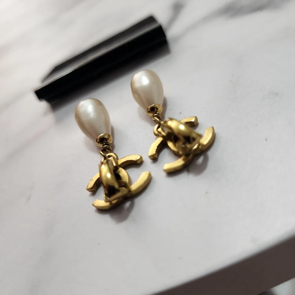 BS 279 Authentic Vintage Chanel CC Logo With Faux Pearl Clip On Earring - Picture 7 of 9